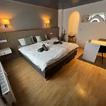 Little Rose - Modern, Central, Near Train Station, Wifi & Parking Nearby