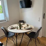 Little Rose - Modern, Central, Near Train Station, Wifi & Parking Nearby