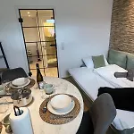 Little Rose - Modern, Central, Near Train Station, Wifi & Parking Nearby Appartement