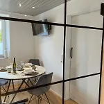 Little Rose - Modern, Central, Near Train Station, Wifi & Parking Nearby Appartement