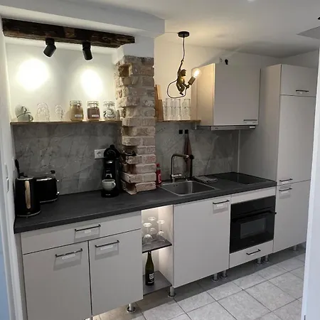 Διαμέρισμα Little Rose - Modern, Central, Near Train Station, Wifi & Parking Nearby
