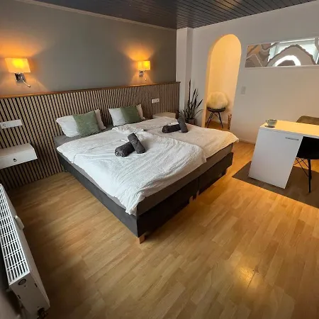 Little Rose - Modern, Central, Near Train Station, Wifi & Parking Nearby
