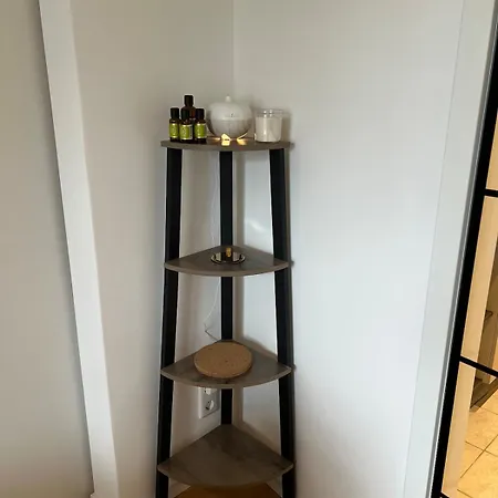 Little Rose - Modern, Central, Near Train Station, Wifi & Parking Nearby *
