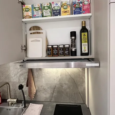 Little Rose - Modern, Central, Near Train Station, Wifi & Parking Nearby
