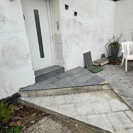 Little Rose - Modern, Central, Near Train Station, Wifi & Parking Nearby *