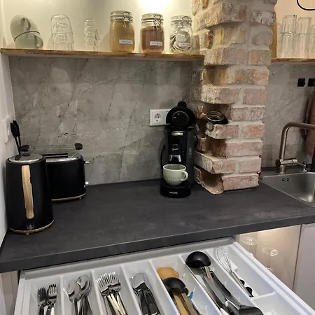 Little Rose - Modern, Central, Near Train Station, Wifi & Parking Nearby