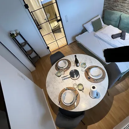 Little Rose - Modern, Central, Near Train Station, Wifi & Parking Nearby דירה *