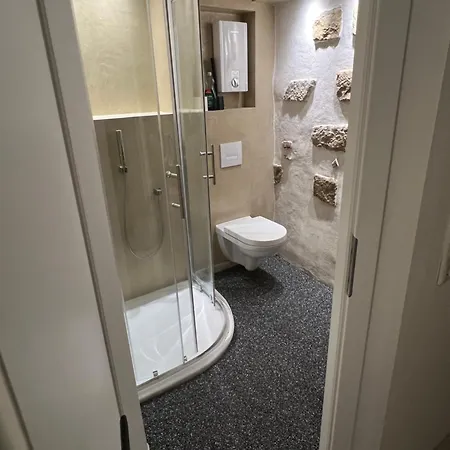 Little Rose - Modern, Central, Near Train Station, Wifi & Parking Nearby