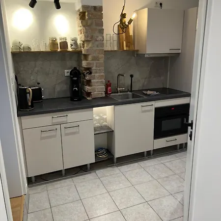 Little Rose - Modern, Central, Near Train Station, Wifi & Parking Nearby