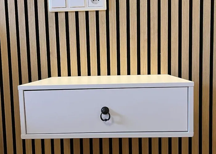 Little Rose - Modern, Central, Near Train Station, Wifi & Parking Nearby