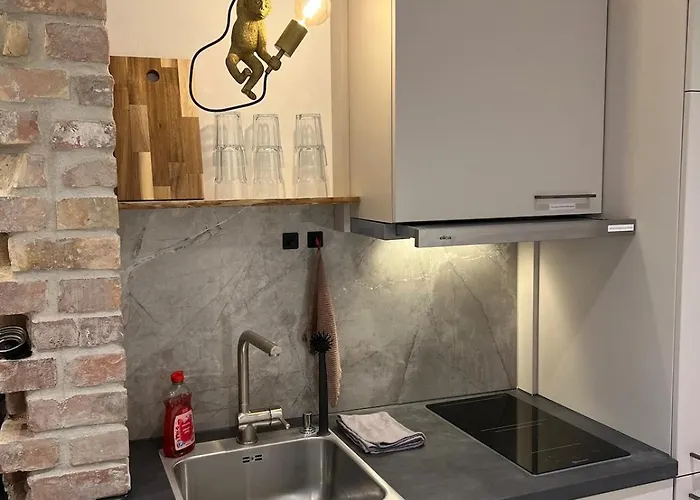 Little Rose - Modern, Central, Near Train Station, Wifi & Parking Nearby *