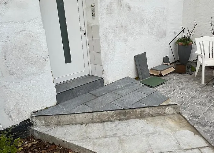 Little Rose - Modern, Central, Near Train Station, Wifi & Parking Nearby *