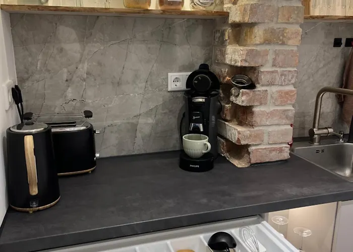 Little Rose - Modern, Central, Near Train Station, Wifi & Parking Nearby