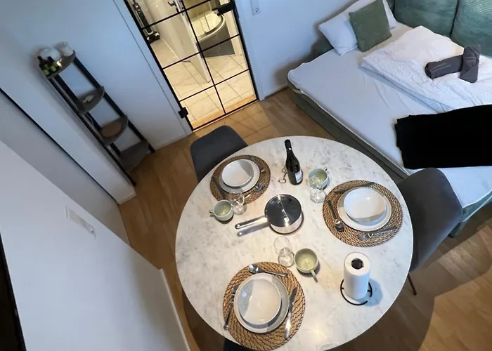 Little Rose - Modern, Central, Near Train Station, Wifi & Parking Nearby Apartamento *