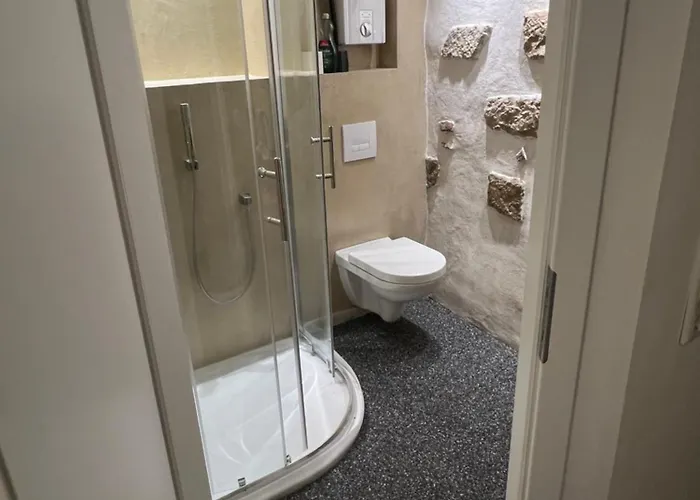 Little Rose - Modern, Central, Near Train Station, Wifi & Parking Nearby