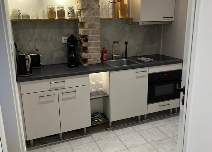 Little Rose - Modern, Central, Near Train Station, Wifi & Parking Nearby